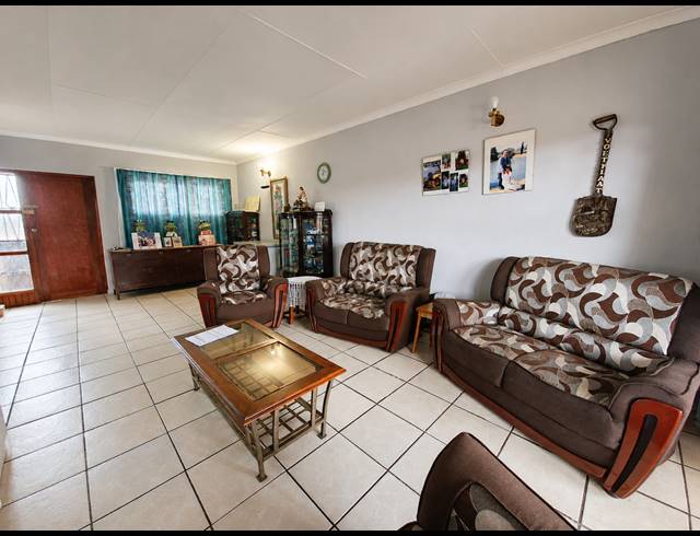 3 BEDROOM FLAT FOR SALE IN THREE RIVERS